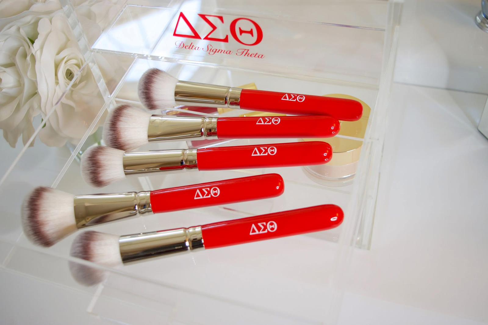 The Delta Diva Flawless Blending Brush Set With Makeup Bag