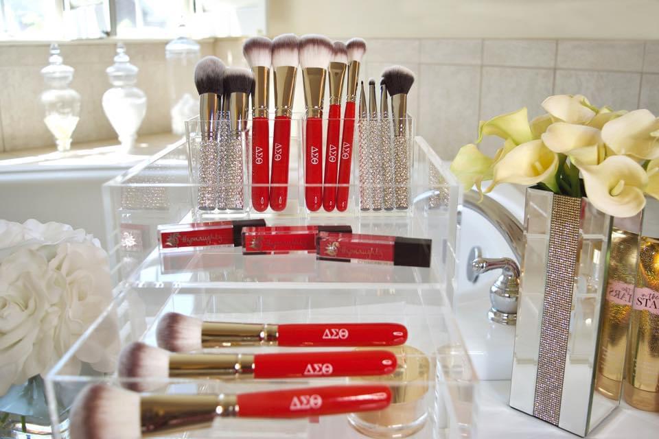 The Delta Diva Flawless Blending Brush Set With Makeup Bag