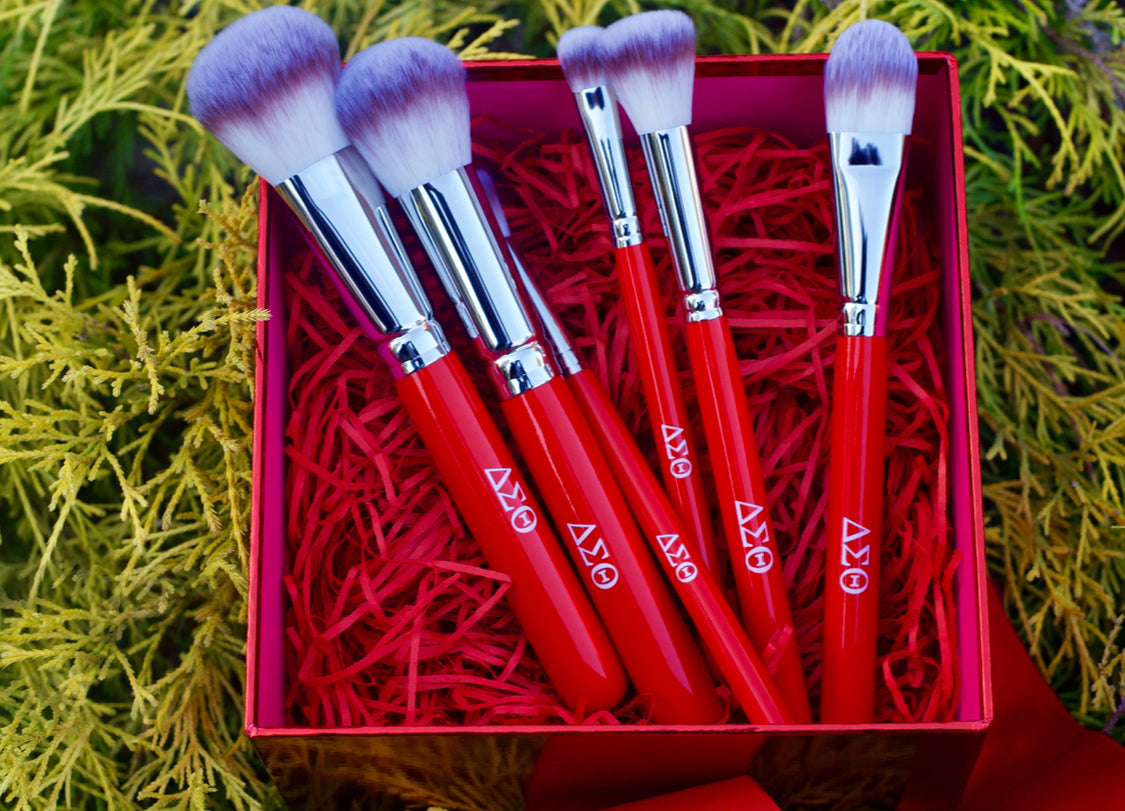 The Delta Diva Flawless Blending Brush Set With Makeup Bag
