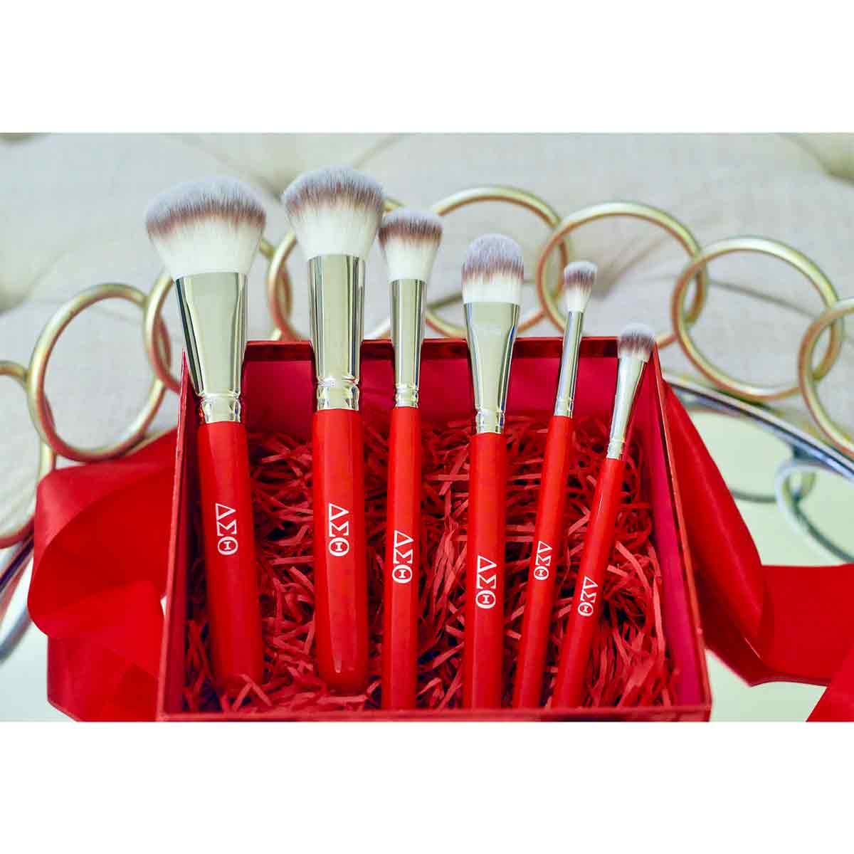 Includes:  1. Deluxe Powder Brush  2. Rounded Buffing Brush  3. Flawless Foundation Brush  4. Luxe Highlighter & Blush Brush  5. Concealer Brush  6. Eyeshadow Blender Brush  The Crimson & Cream Brush Set is a very special 6 piece professional brush set